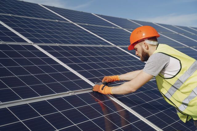 Vale a Pena Trabalhar com Energia Solar? Saiba Como do Zero